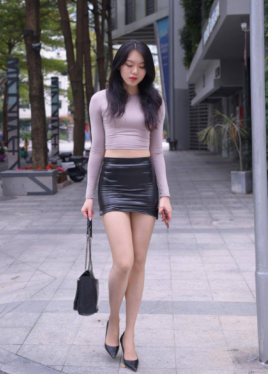 会穿搭的女人就是自信穿短皮裙秀美腿气质显得优雅又高冷