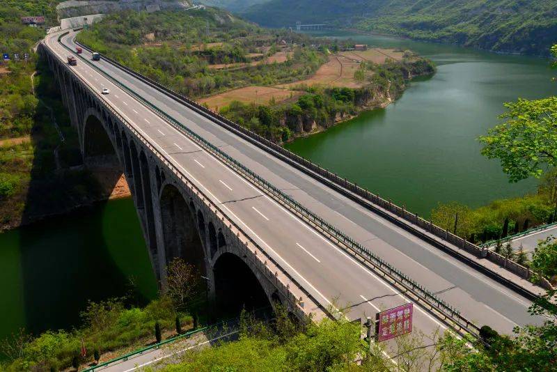 为切实保障高速公路项目的平稳运营,汪铁钧和团队常常奔赴一线,白天