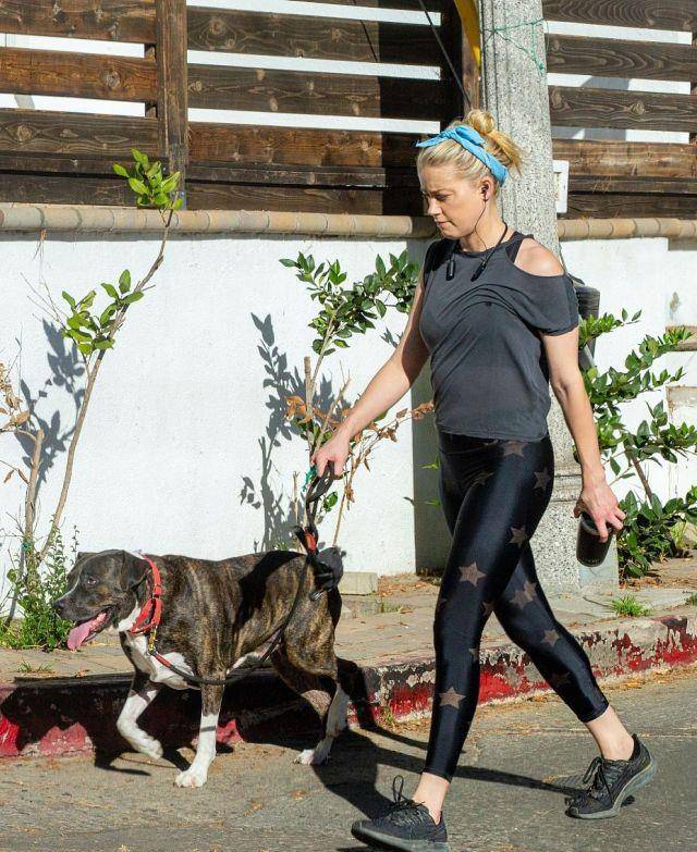 艾梅柏·希尔德穿灰色t恤搭配无痕裤,展现运动健美气质,太拉风_漂亮