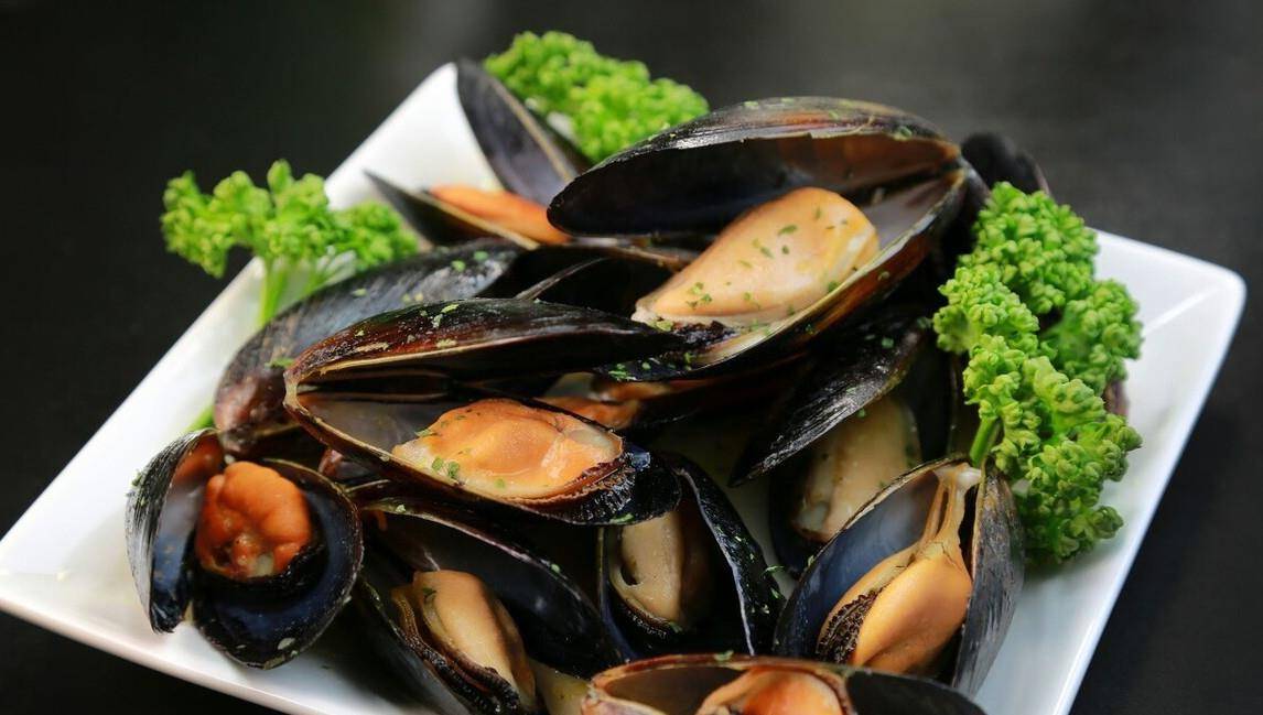 4,清蒸好的海虹,我们将其取出来,直接就可以吃了,这样的海虹最为鲜美.