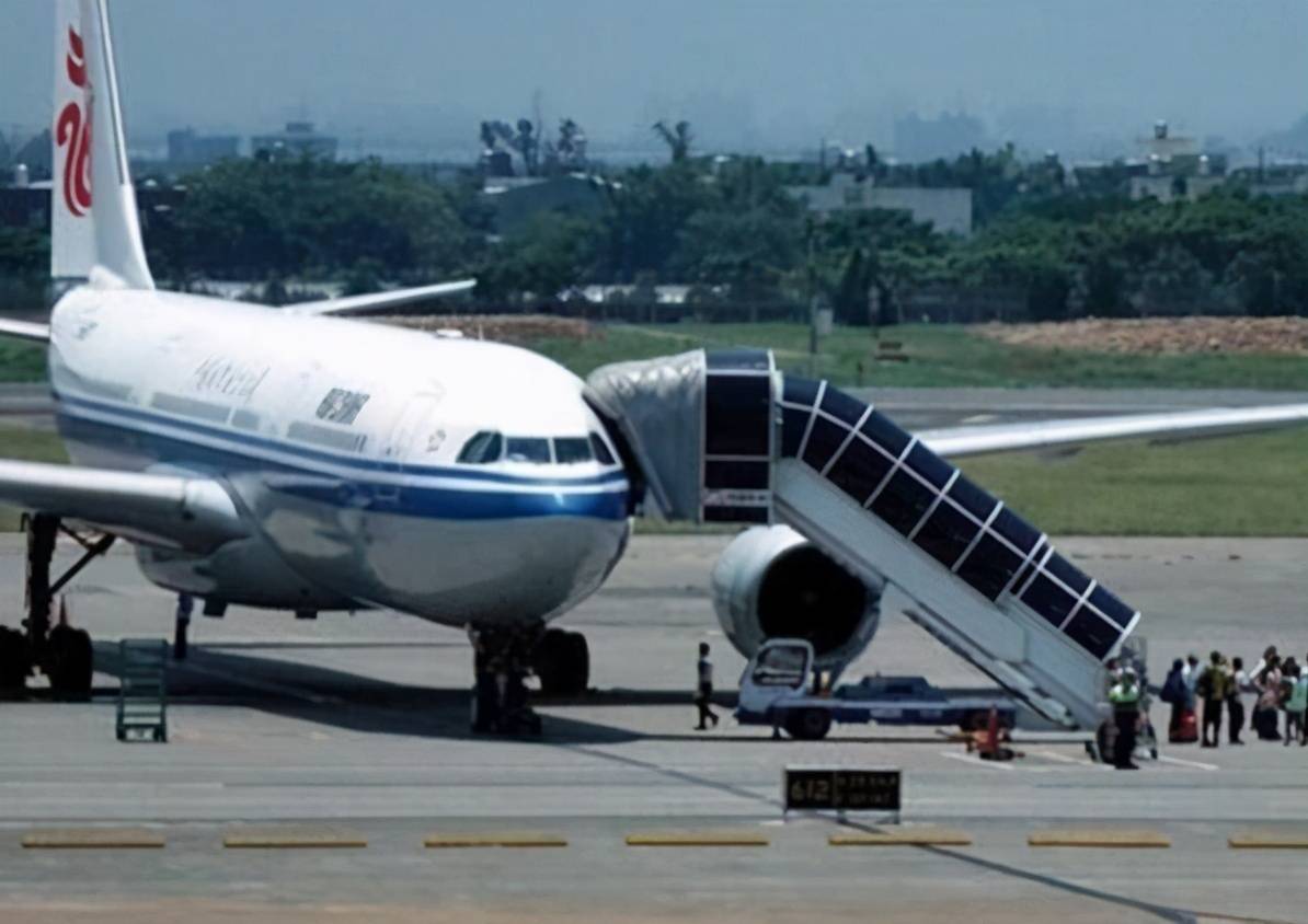 厦门飞武汉航班因乘客喊"飞机上有炸弹"返航-搜狐大视野-搜狐新闻