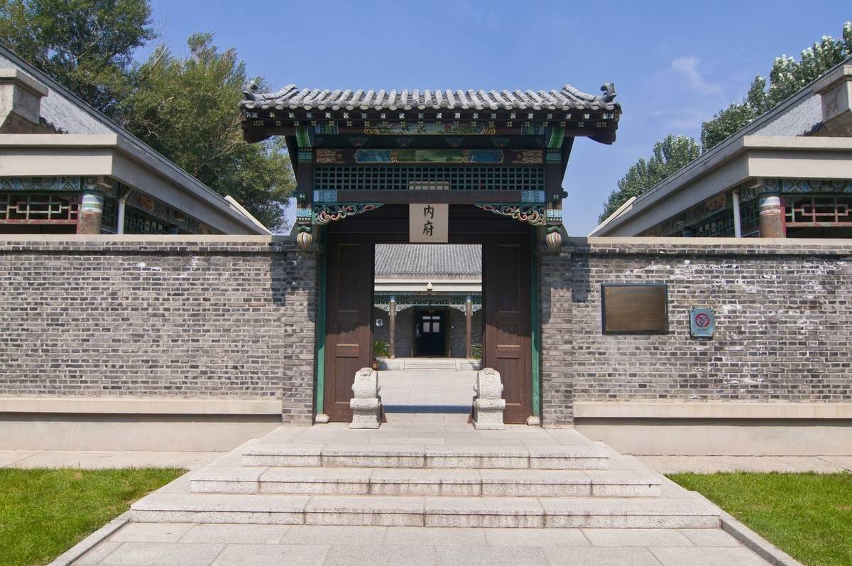 两个"末代皇帝"在故宫见面,是由一位外国人促成,这怎么回事?_庄士敦