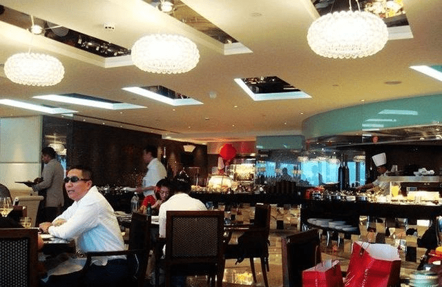 来迪拜帆船酒店吃自助餐，看到餐厅的菜品，直接没吃就走了