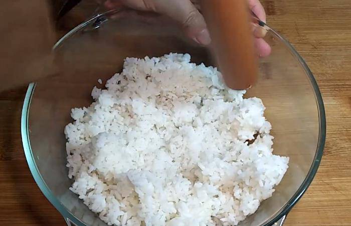 【准备原料】:隔夜的大米饭180克,鸡蛋2-3个,普通面粉3大勺,适量的