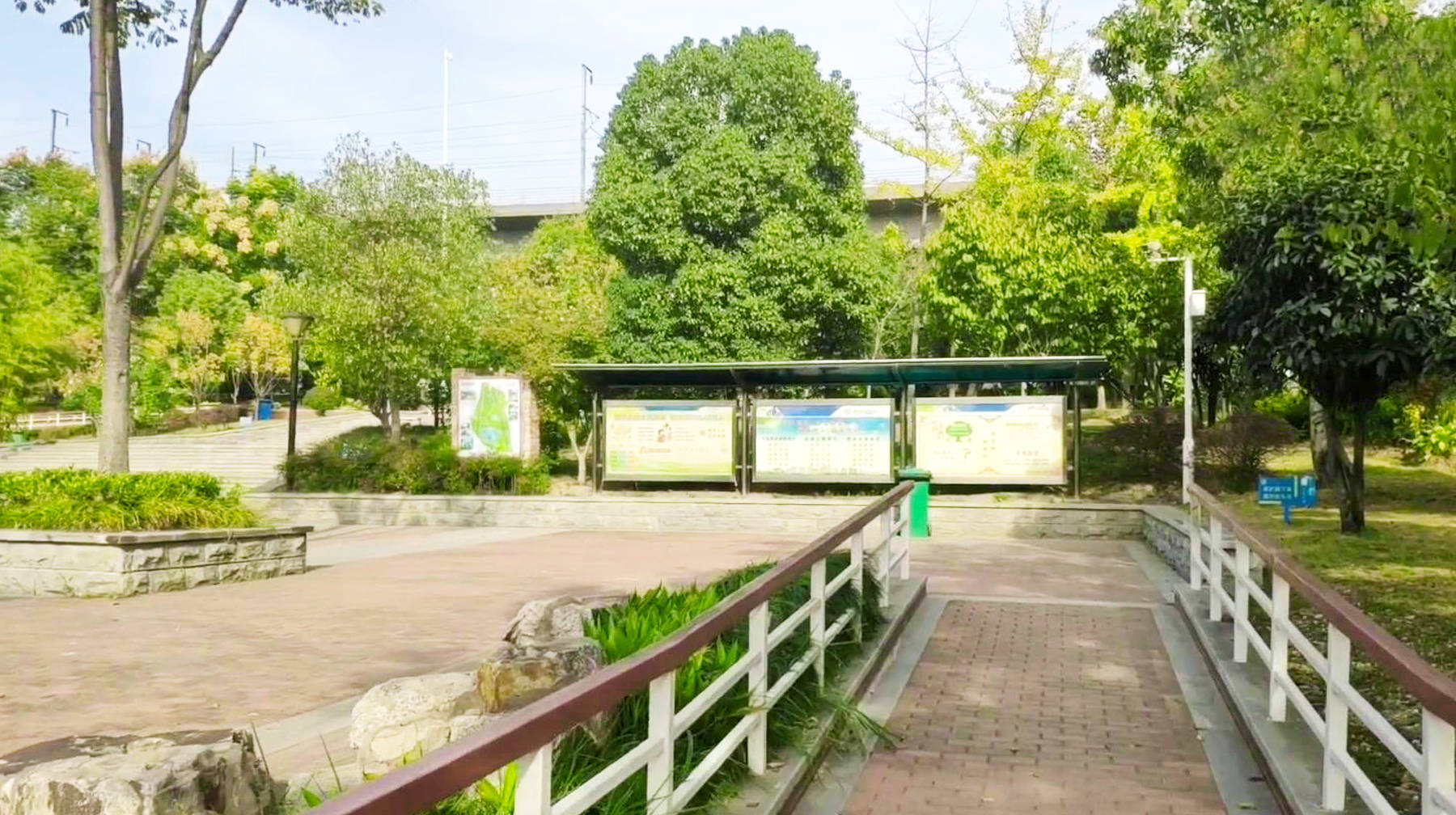 武汉城区三环线桥墩下有座公园：遍布钢铁雕塑，还有一列真火车