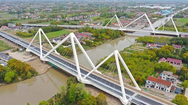 上海建成一座“独特”的大桥——双子桥，双向4车道，在崇明境内