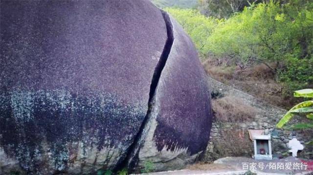 广东发现一奇石，被雷劈开一条缝，石顶还冒出巨大的“脚趾”！