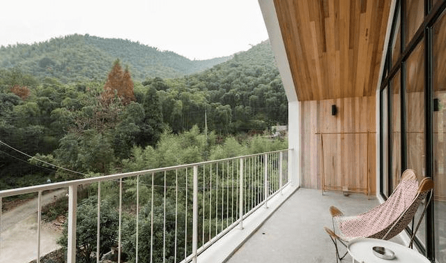 这样的木屋民宿，坐在阳台就能远眺整片山林
