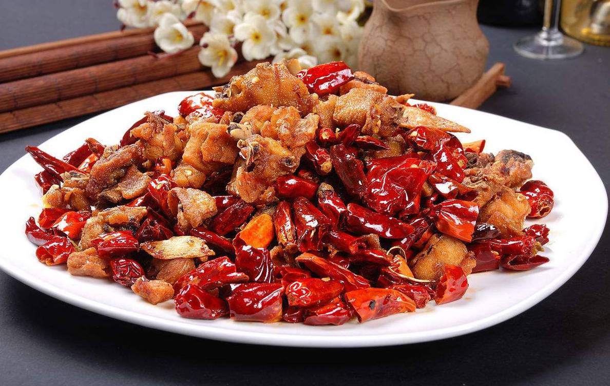 做辣子鸡时,有一个步骤要重复两次,做出的辣子鸡又香又辣不油腻