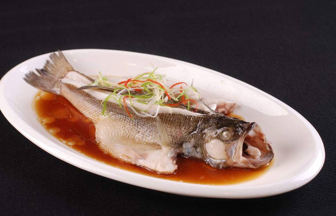 无论蒸什么鱼,牢记三个小窍门,鱼肉鲜嫩没有腥味_清蒸