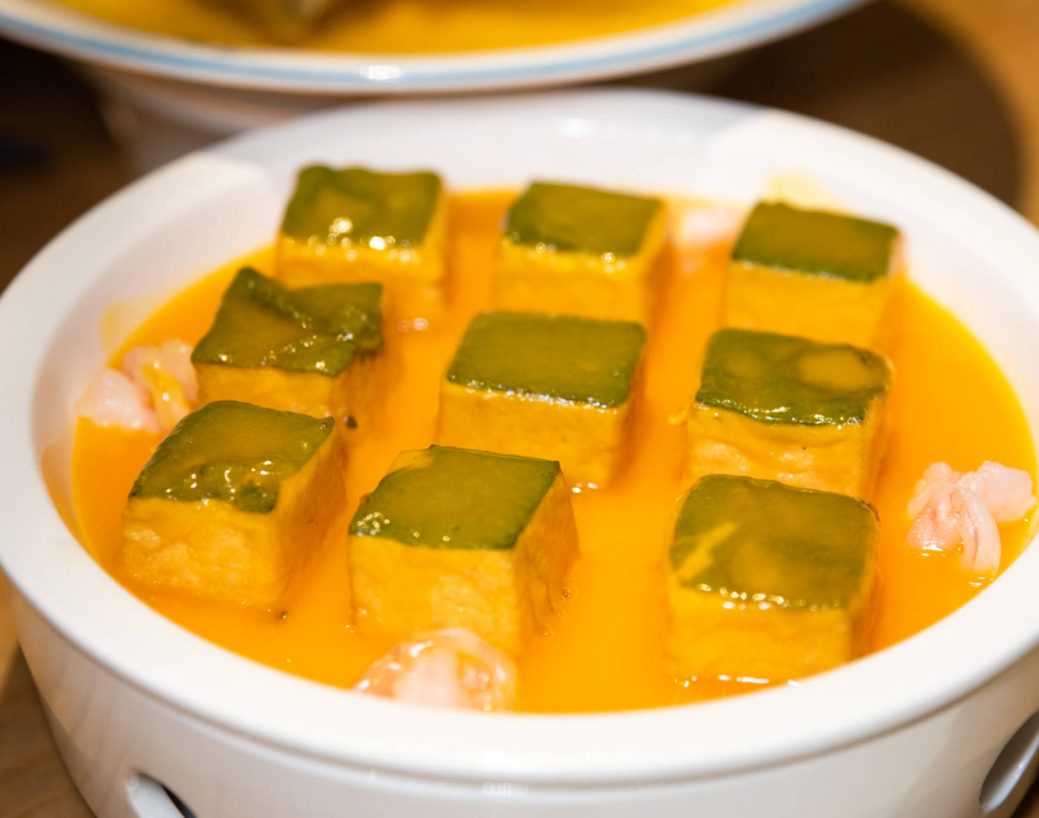 三亚亚龙湾沙滩边有一家超地道的海南特色菜提供免费接送服务