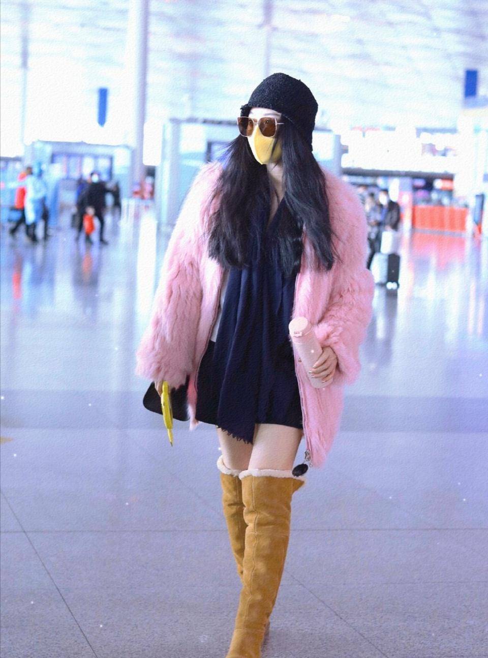 范冰冰高调走机场穿粉色皮草优雅高贵脚踩过膝靴狂秀美腿