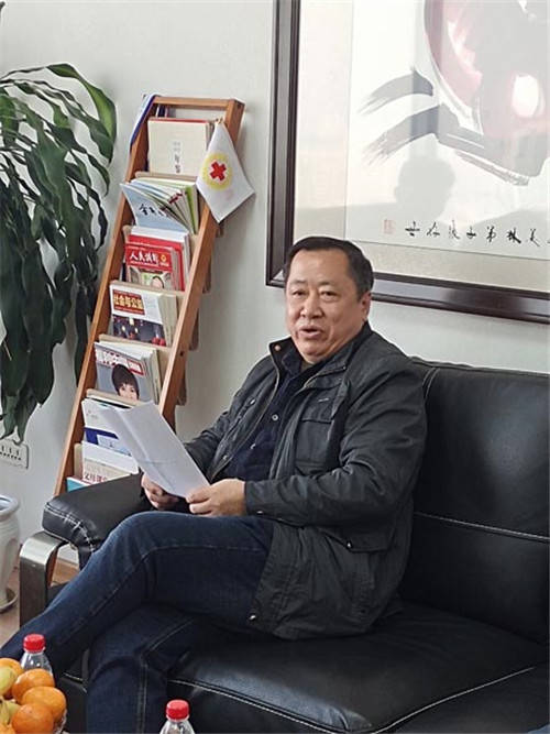 王志新会长为新任副会长刘雪升颁发任职书长春晨光未保中心副主任