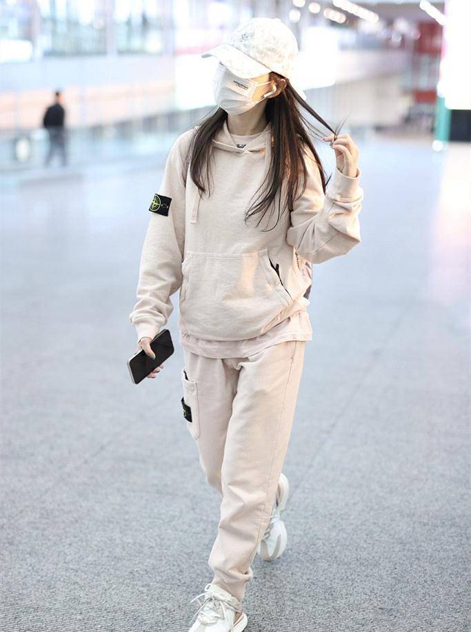 李小璐终于不玩女团风,一身运动装好低调,果然这样搭更适合她