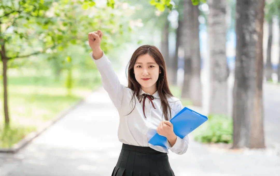 刘二狗身边高个子美女是谁 0e59ff32bf69489f85b30c3f9f0ff802.png