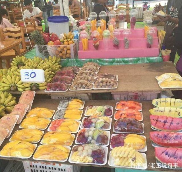 中国游客在泰国买水果，看到写着中文的牌子，大怒：回国