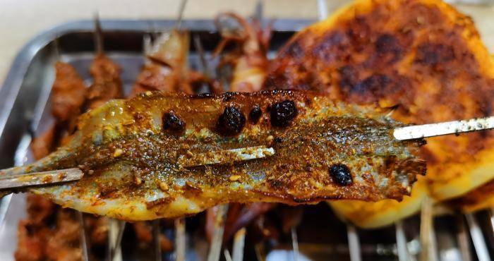 很多爱吃烧烤的朋友,去烧烤店吃烧烤时,都会点一种晒干的鱼吃,它就是