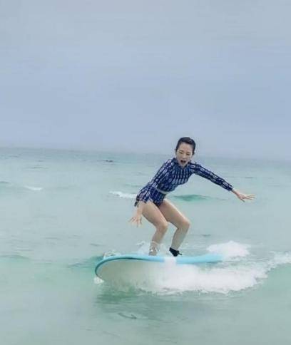 42岁章子怡穿露脐泳衣秀"少女"身材,没有一点赘肉,惹人羡慕