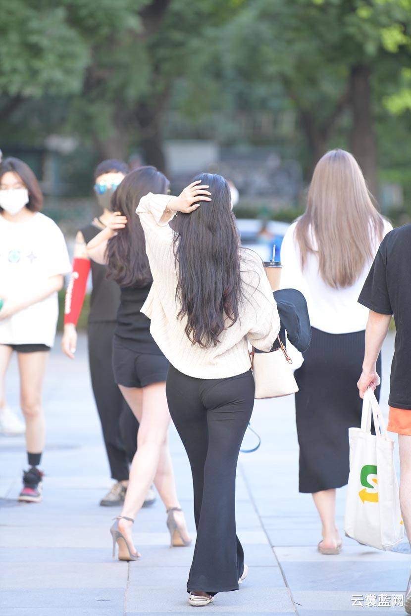 原创"透视"上衣搭配黑色喇叭裤,时尚高级又不失优雅,尽显名媛风范