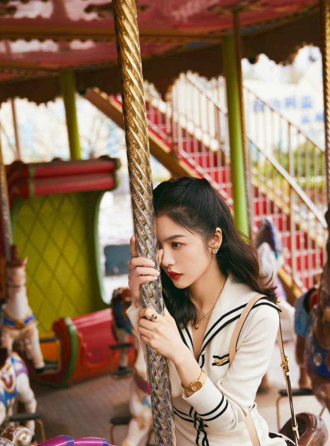 蔡文静不仅文静,还会清新优雅,用白色连衣裙搭配出了,复古时尚