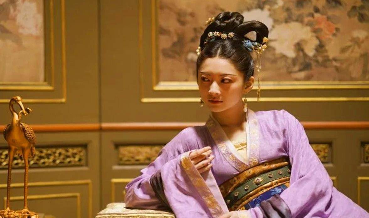 潘淑妃也就是潘玉珠,她是潘家的女儿,潘家千辛万苦把她送进宫,为的就