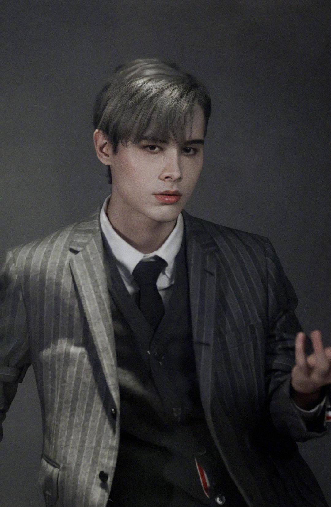 先被扒光隐私又被拿来引流利路修只拿到创4的两倍工资