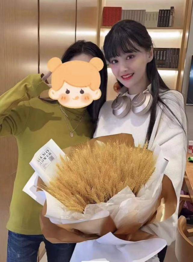 郑爽后世曝光并非本人u乐登录?疑是张恒抱密友孩子摆