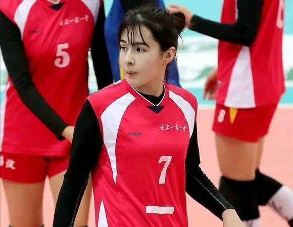 cba最美女儿,阿的江女儿现身观战席,身材颜值不输名模_阿迪娜