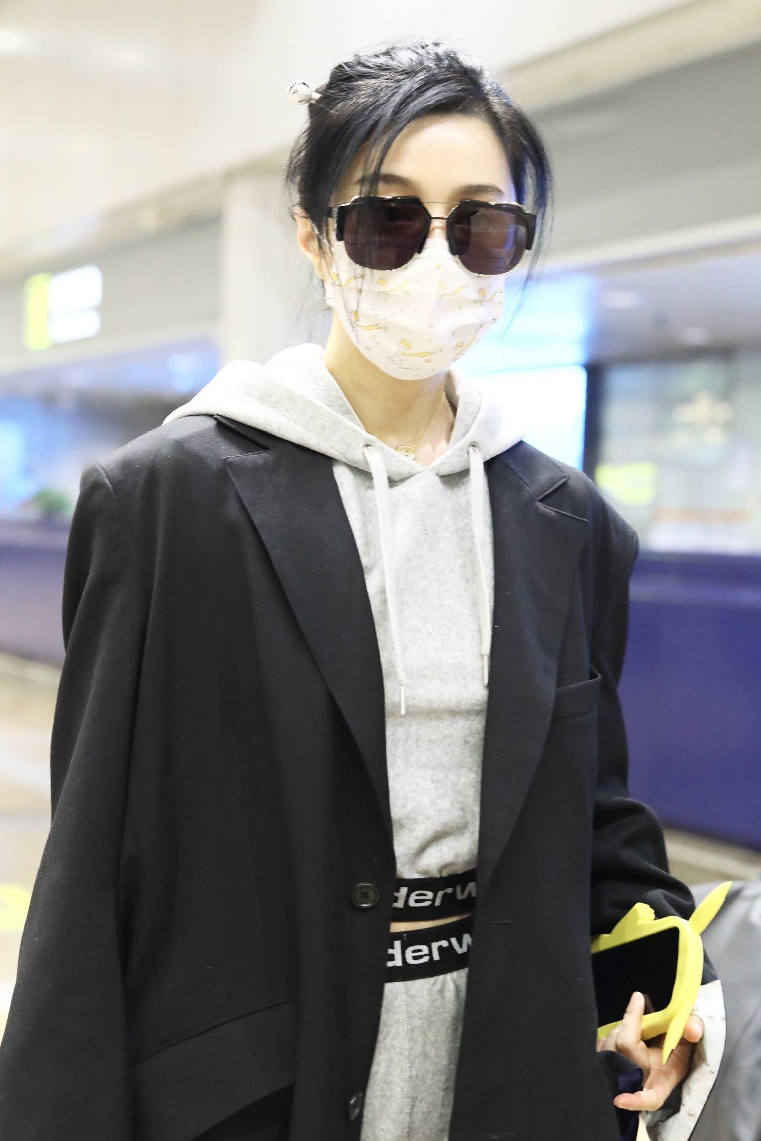 女侠范!范冰冰墨镜遮面衣袂飞扬 簪子盘发气场强