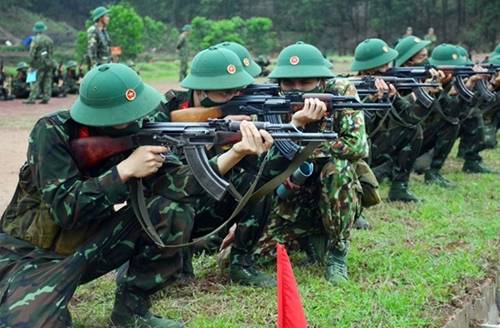 原创越南的军队制服迷彩服配木质头盔内务队列标准比咱们还要严格