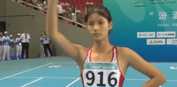 她被称为“女版刘翔”，生理期坚持比赛，直接打破全国纪录_夏思凝