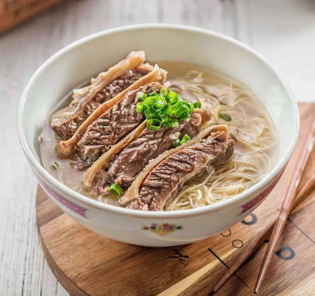 看多了重麻重辣的牛肉面,广东牛腩面是不可多得的小清新.