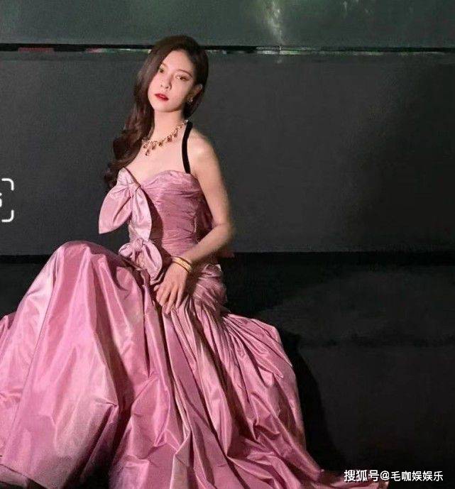 奶茶妹妹章泽天出席时尚晚宴,身穿浅色的吊带蕾丝裙,美貌不输同场大咖