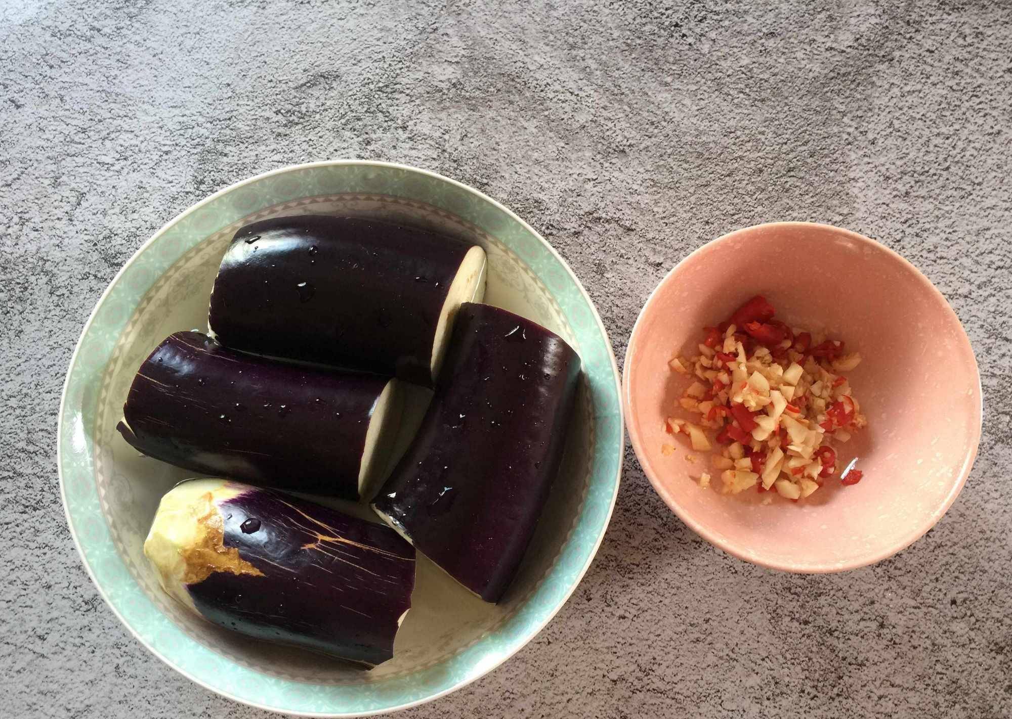 茄子怎么蒸法最好吃 b87d42eaaa0f4b64baa6852893006237.jpeg