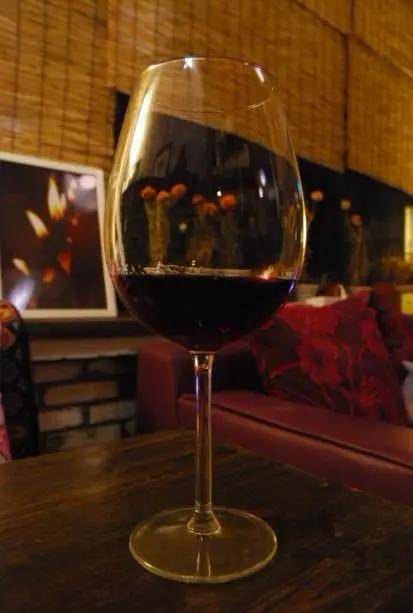 3,晚上喝红酒的量不要超过25g,而且度数最好在10度左右.