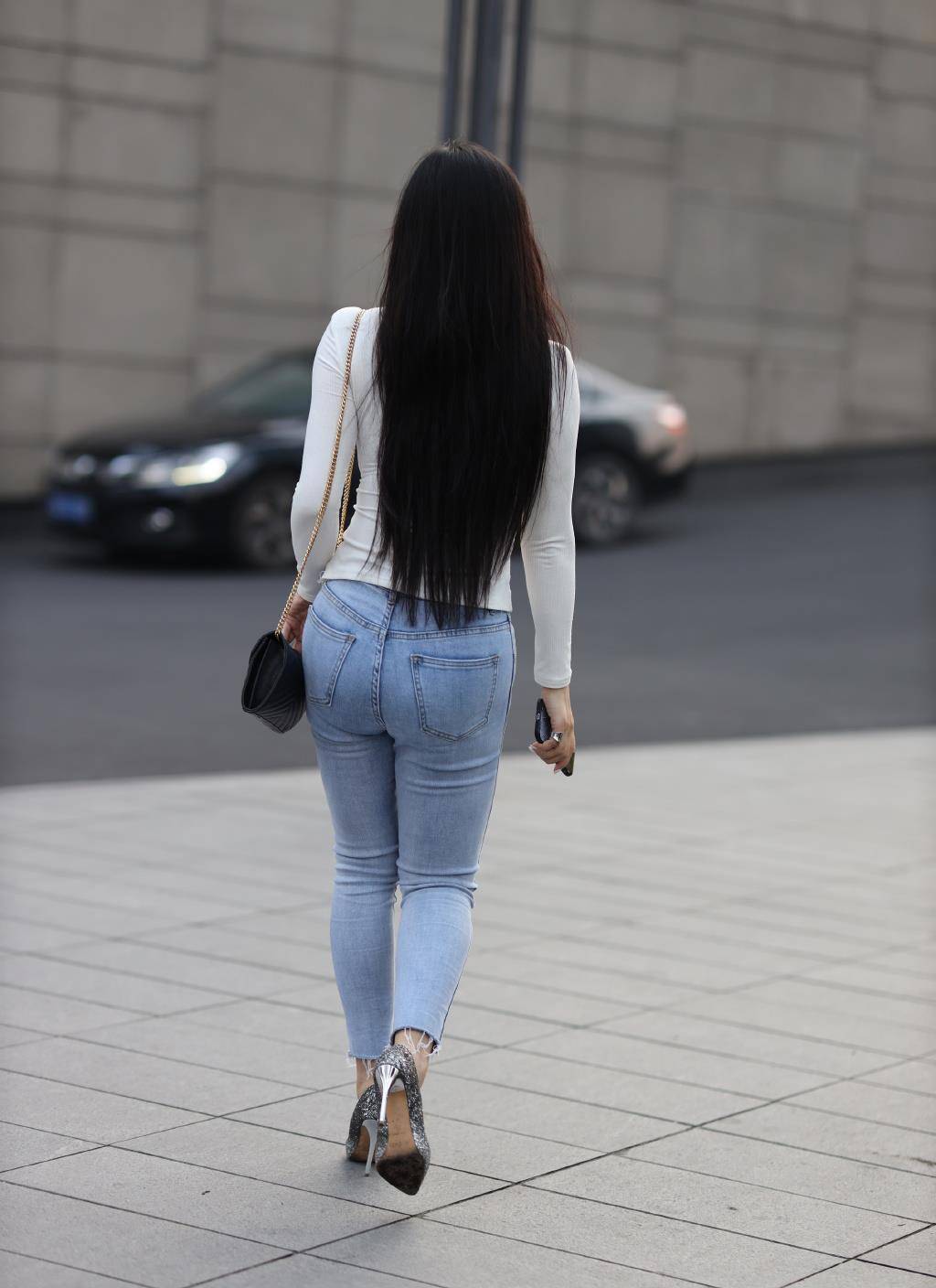 简约的牛仔裤穿出精致的美长发齐腰尽显美的背影