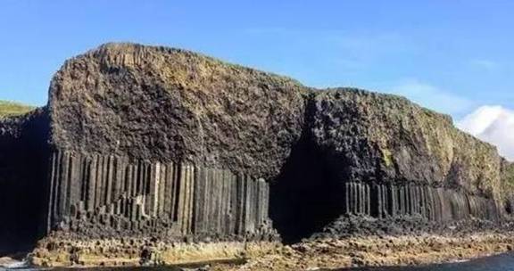 “巨人之路”的尽头，有处黑色岩石山洞，风光独特声音更奇妙！