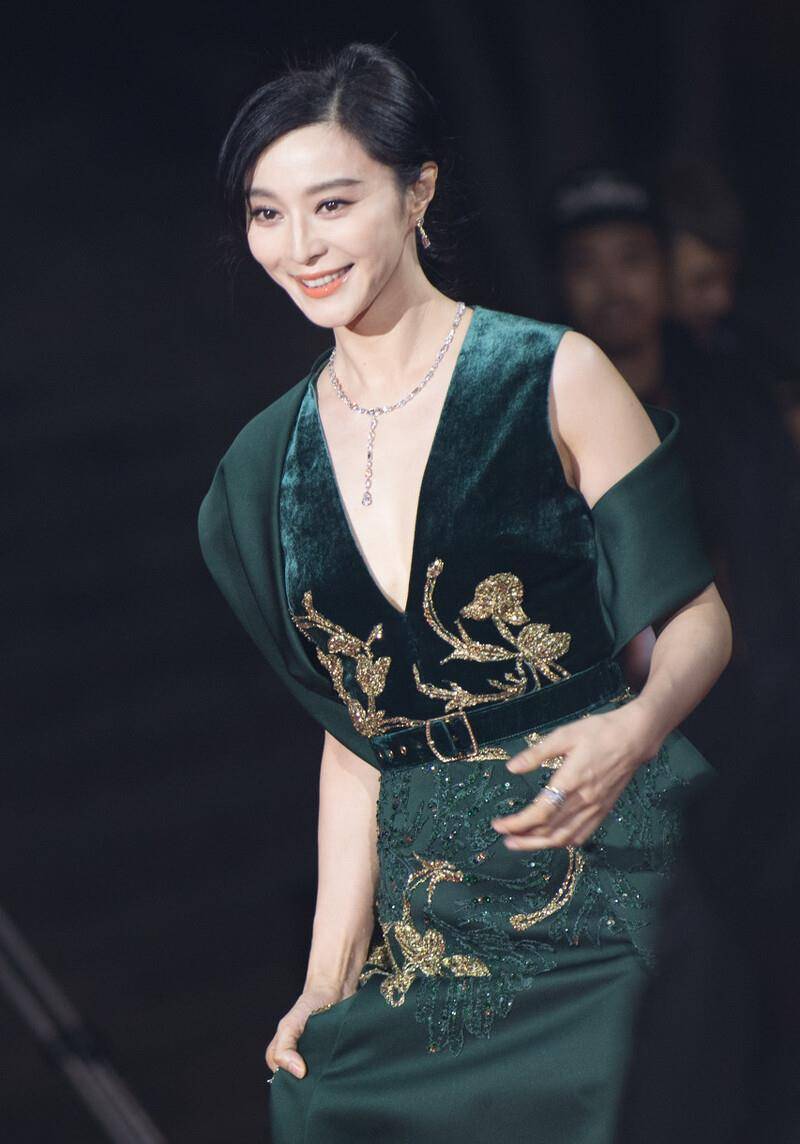 原创范冰冰气场真不错穿墨绿色长裙惊艳四座典雅而高贵