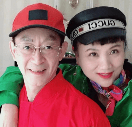 六小龄童近照曝光,生日当天与夫人甜蜜庆祝,62岁风采不减当年