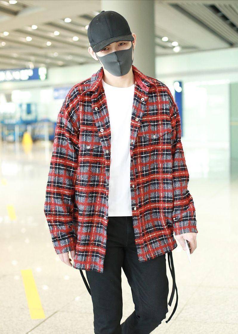 张彬彬牛仔外套穿得随意内搭一身黑男友力爆棚活力满满