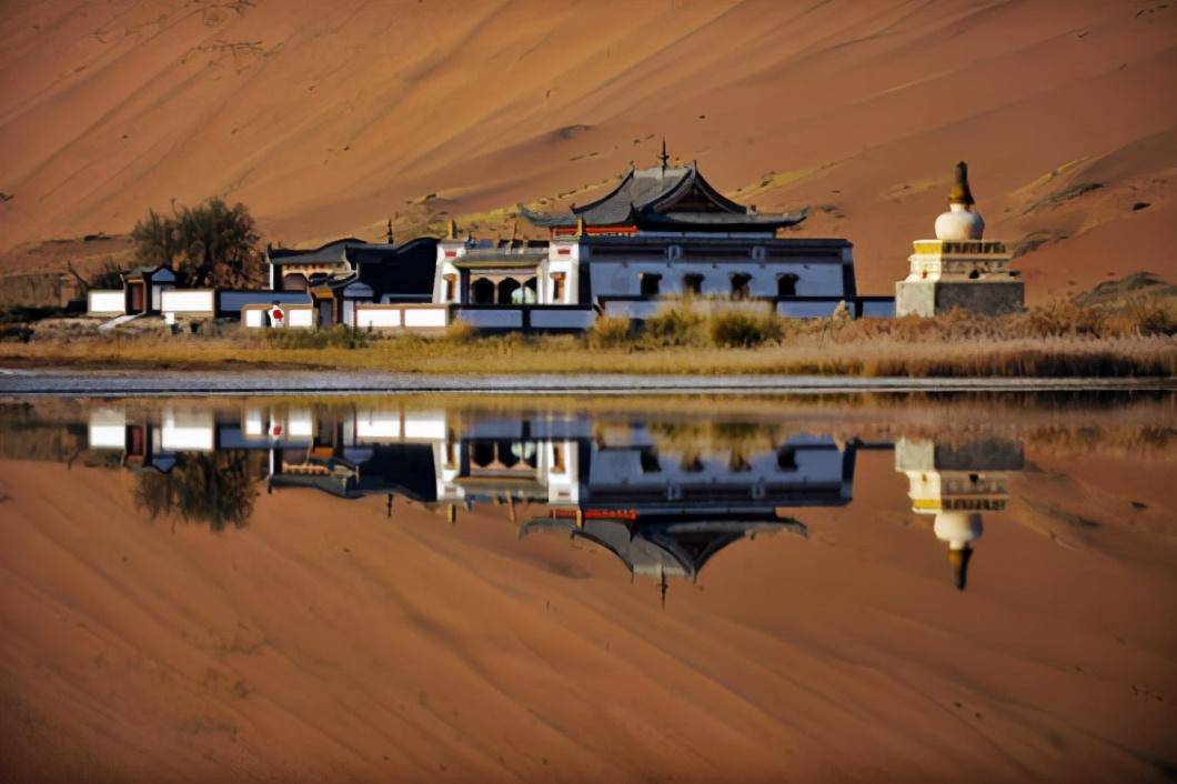 内蒙古有个中国最美沙漠，火烧风时有发生，每年大量游客聚集在此
