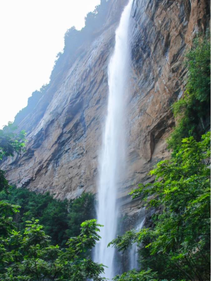 天生桥瀑布是大自然编写的诗篇，正等着你来阅读