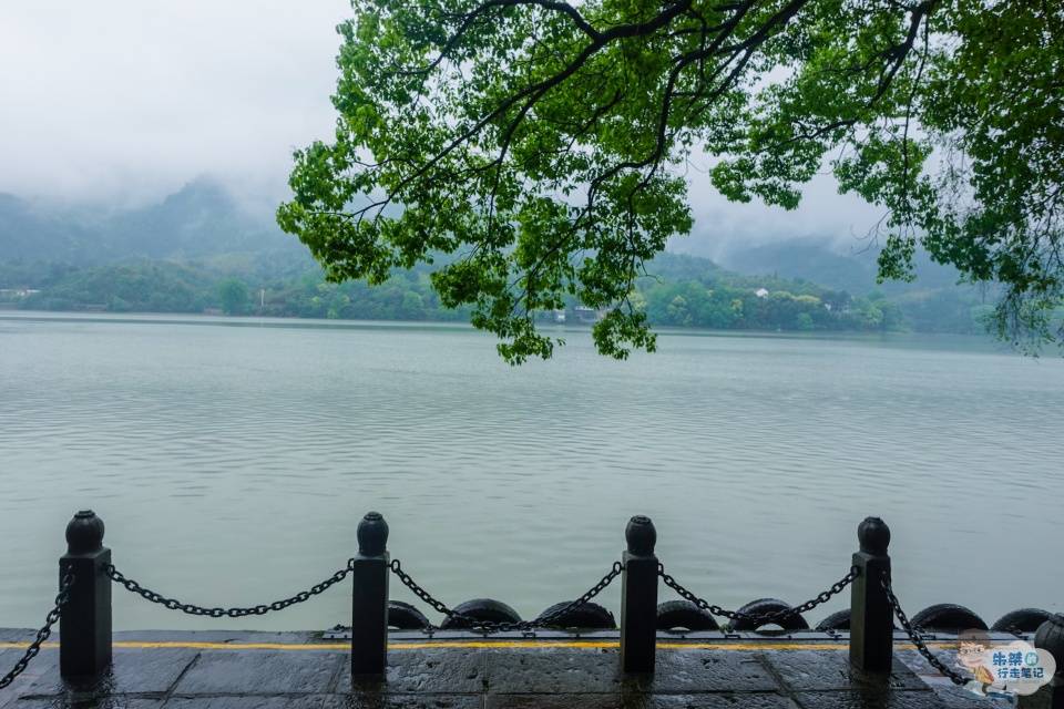 以“奇山异水”著称，因一幅画而闻名，这里是富春江最美的一段