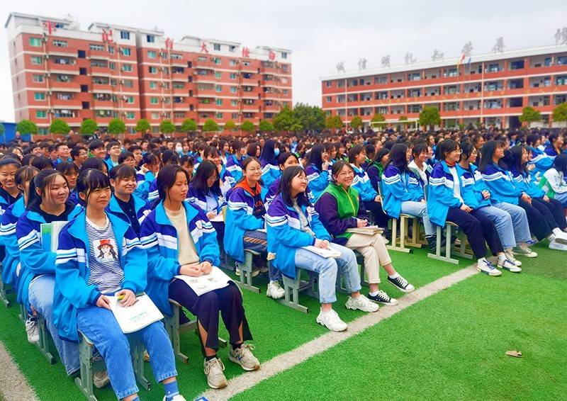 【相信榜样的力量】衡中状元刘嘉森走进南充十一中分享学习方法