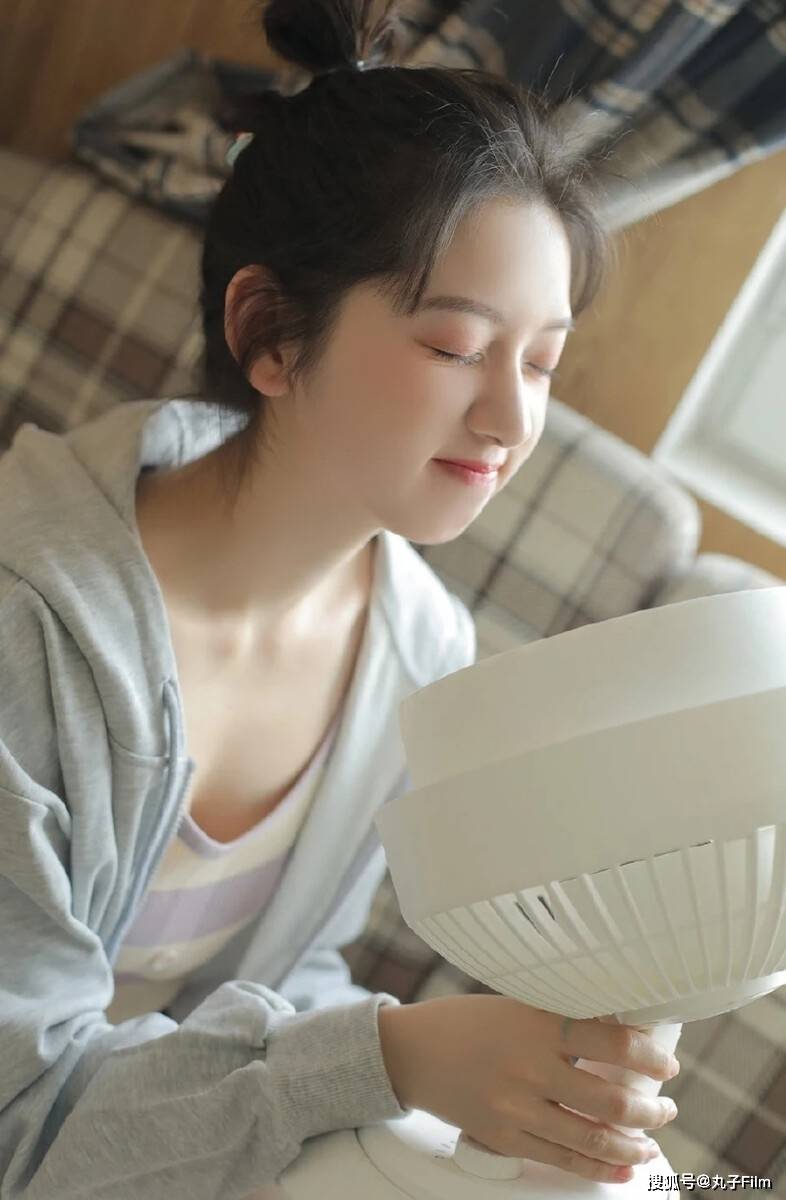 性感美女时尚写真:娃娃脸呆萌妹子吊带短裤俏皮可爱,清纯甜美!