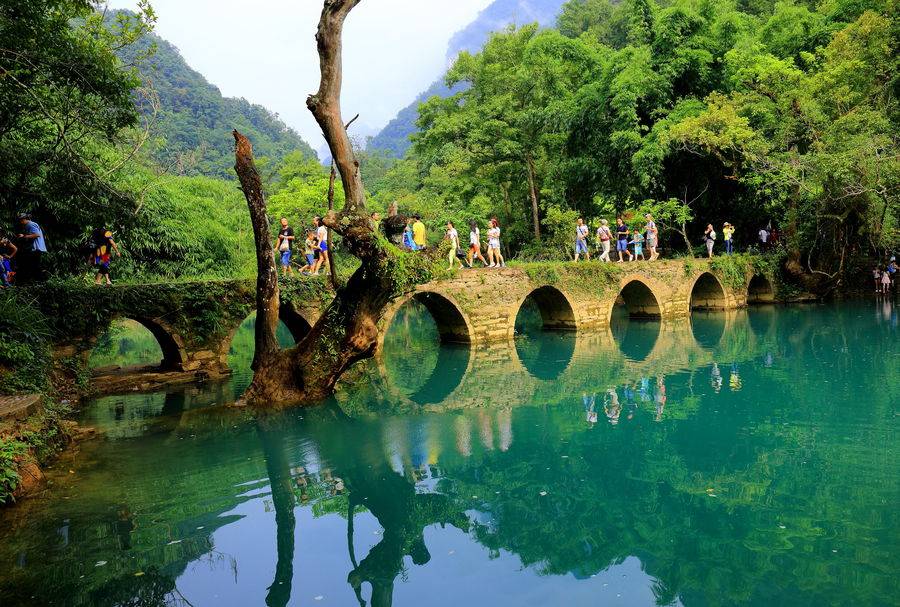 贵州除了黄果树瀑布,还有不少秀美山川,荔波的小七孔堪称绝色!
