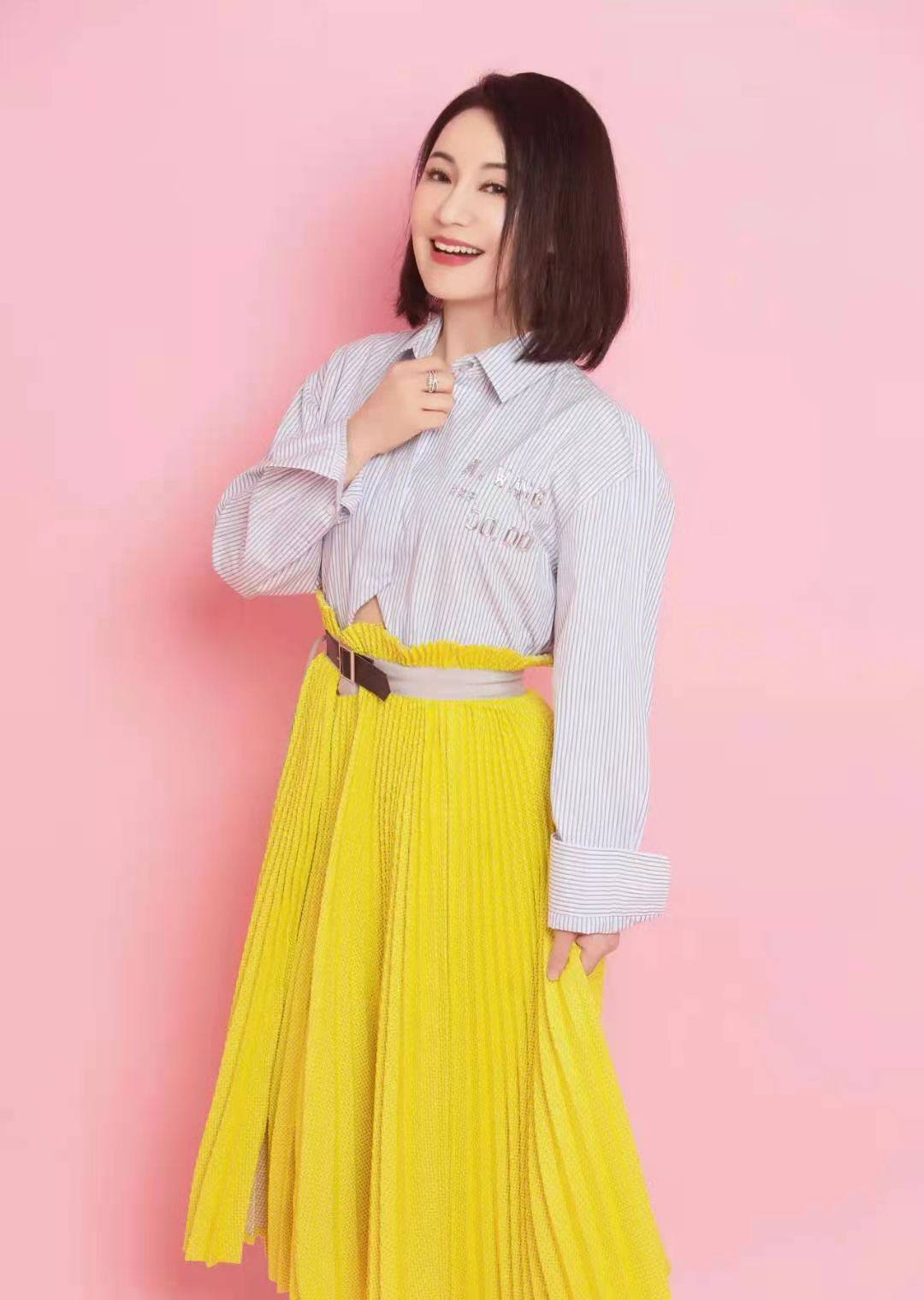 原创江南才女周艳泓秀美照衬衫配a裙如少女短发好飒