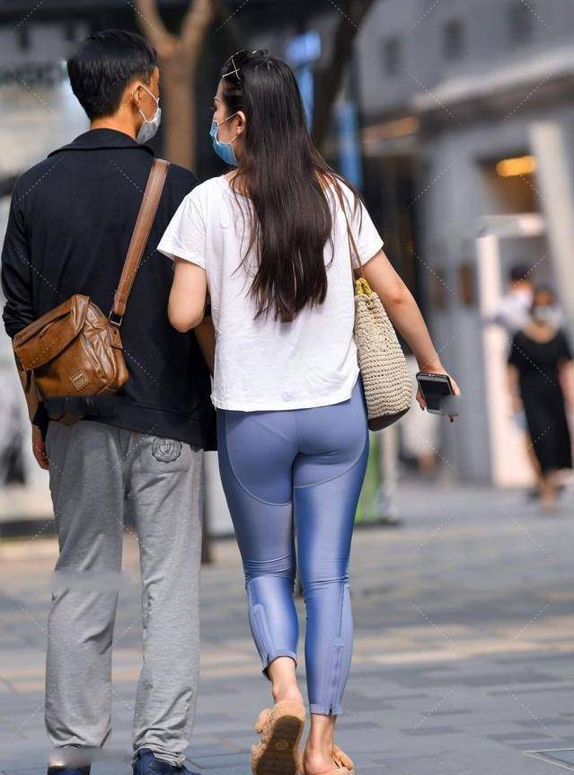 白衬衫配蓝九分裤显得轻松自如潇洒自在