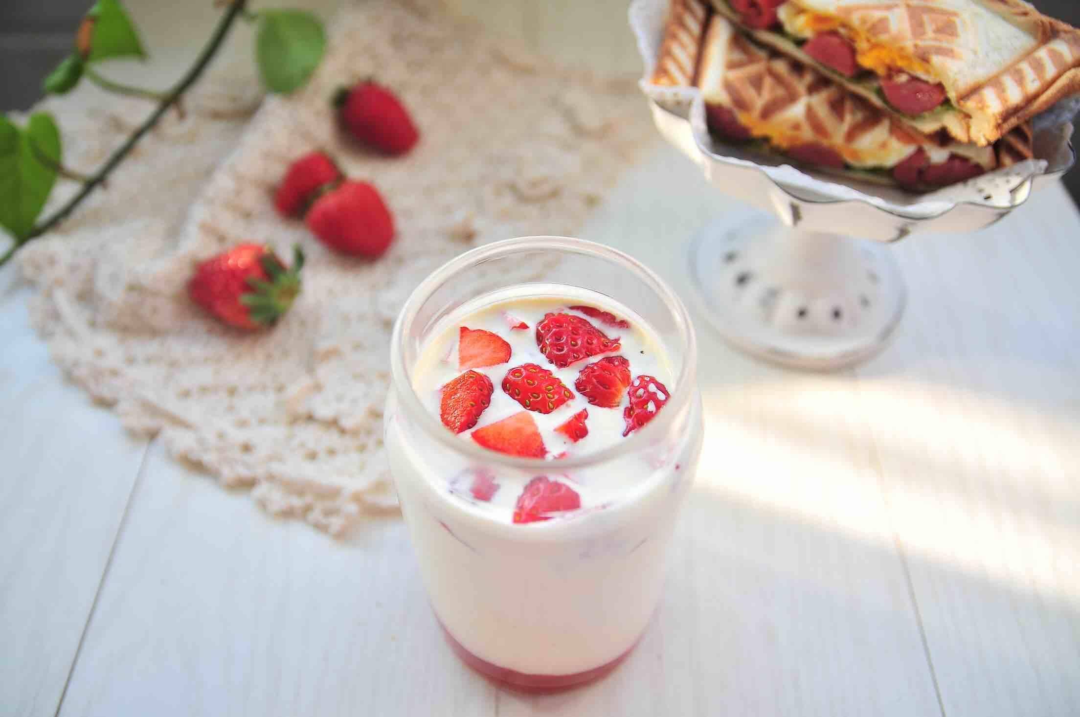 网红饮品草莓鲜牛乳的详细做法,简单快手无添加,香甜可口好过瘾