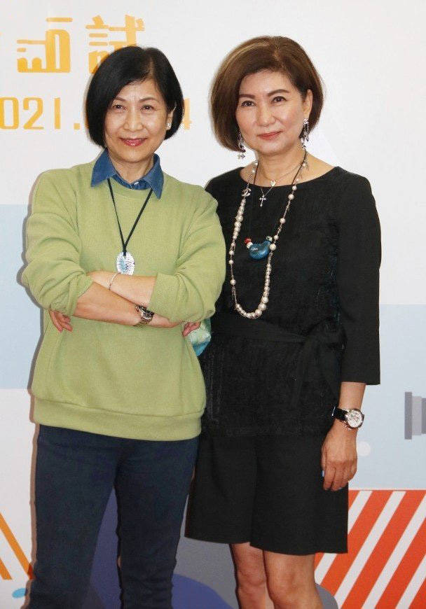 一旁的曾励珍也贴心的给予了忠告,认为无论是担正艺人工作还是从事